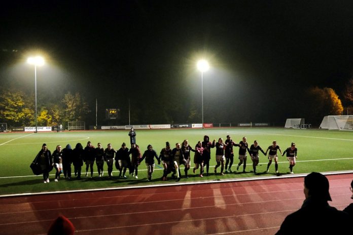 Die Frauenfußballmannschaft des FC St. Pauli nach dem Spiel vor der Fankurve