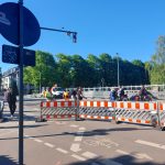 Sperrungen auf der Wartenaubrücke für zwei Jahre Ein Bild von der Wartenaubrücke bei blauem Himmel. Fußgänger laufen durchs Bild. Es ist eine Baustelle mit roten Absperrungen auf der Straße.