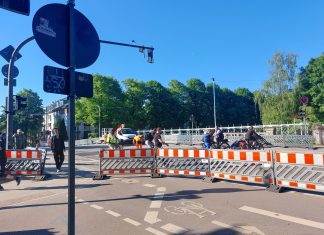 Sperrungen auf der Wartenaubrücke für zwei Jahre Ein Bild von der Wartenaubrücke bei blauem Himmel. Fußgänger laufen durchs Bild. Es ist eine Baustelle mit roten Absperrungen auf der Straße.
