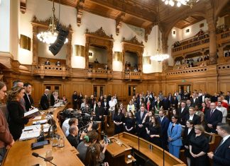 Neuer SPD-Fraktionschef gewählt eine Sitzung der Hamburger Bürgerschaft; die Abgeordnet*innen stehen