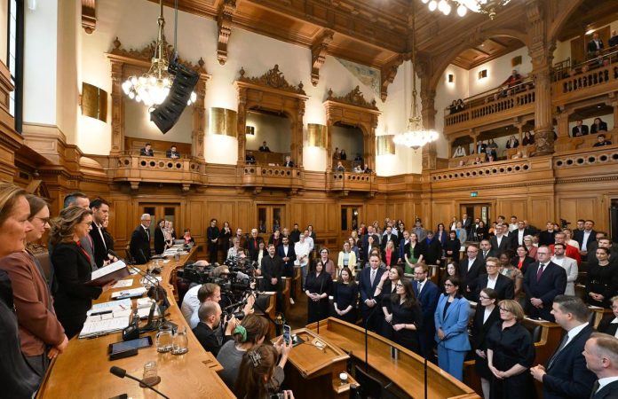 2505WahlZZ1199-1200px eine Sitzung der Hamburger Bürgerschaft; die Abgeordnet*innen stehen