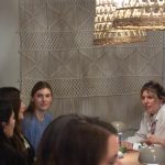 Anne und Elisabeth im Restaurant Mirou