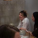 Anne und Elisabeth am Tisch_
