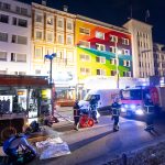 Ein Toter bei Brand auf Reeperbahn Feuerwehreinsatz auf der Reeperbahn vor einem bunten Haus bei Nacht.