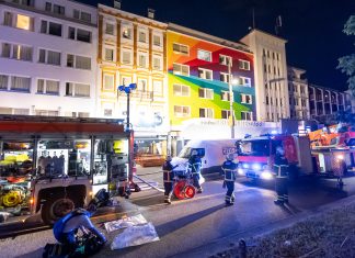 Ein Toter bei Brand auf Reeperbahn Feuerwehreinsatz auf der Reeperbahn vor einem bunten Haus bei Nacht.