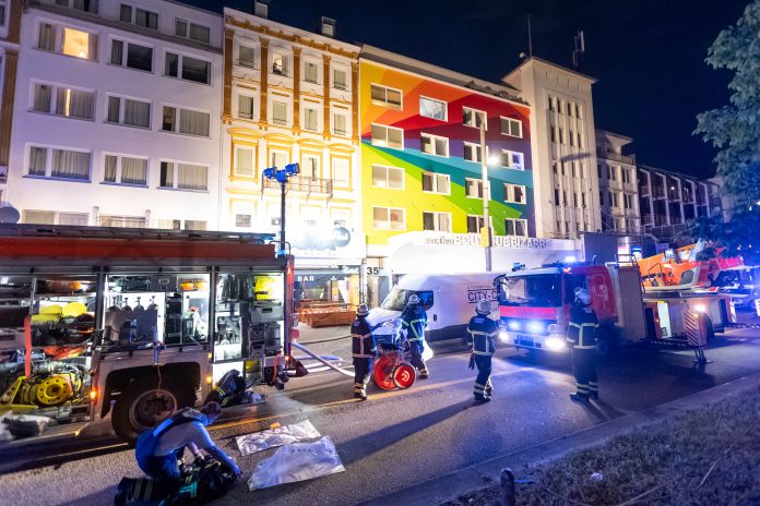 Feuerwehreinsatz auf der Reeperbahn vor einem bunten Haus bei Nacht.
