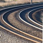 Bahnstrecke zwischen Hamburg und Berlin ab August gesperrt Eine Nahaufnahme einer Zugstrecke mit zwei Gleisen und einer Kurve