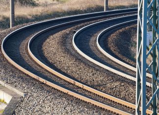 Bahnstrecke zwischen Hamburg und Berlin ab August gesperrt Eine Nahaufnahme einer Zugstrecke mit zwei Gleisen und einer Kurve