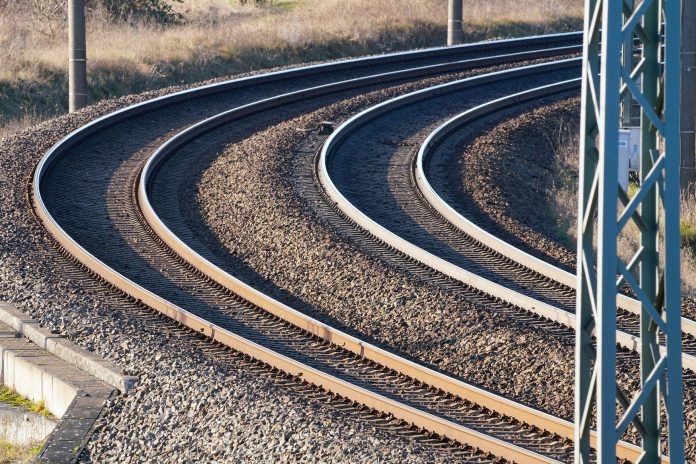 Bahnbetrieb im Knoten Stendal / Hansestadt Stendal Eine Nahaufnahme einer Zugstrecke mit zwei Gleisen und einer Kurve