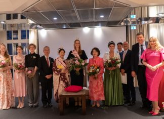 Hamburgs neue Kirschblütenkönigin gewählt Japanisches Kirschblütenfest in Hamburg: Links die drei Kandidatinnen, mittig die neue Kirschblütenkönigin gemeinsam mit der Jury auf der Bühne.