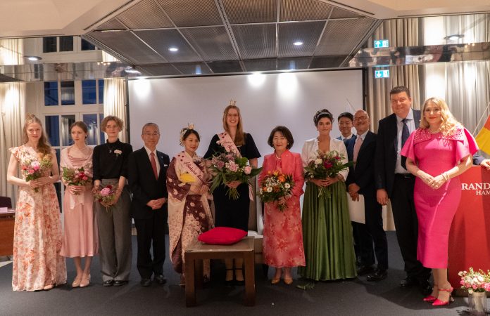 Kirschblütenkönigin Japanisches Kirschblütenfest in Hamburg: Links die drei Kandidatinnen, mittig die neue Kirschblütenkönigin gemeinsam mit der Jury auf der Bühne.