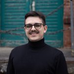 Junger Mann mit Brille