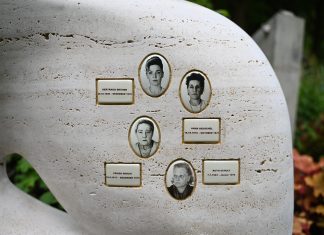 Gedenkstein für Femizide: Erinnerung an Opfer von Fritz Honka Gedenkstein der vier Frauen mit ihrem Porträt und ihren Namen.