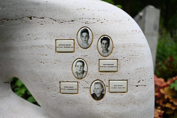 Gedenkstein erinnert an Opfer von Mörder Fritz Honka Gedenkstein der vier Frauen mit ihrem Porträt und ihren Namen.