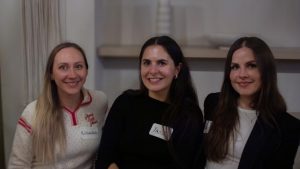 Drei junge Frauen nebeneinander