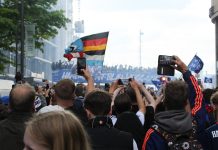 Nach dem Vergnügen der nüchterne Blick HSV-Fans filmen Spielerbus im Hintergrund