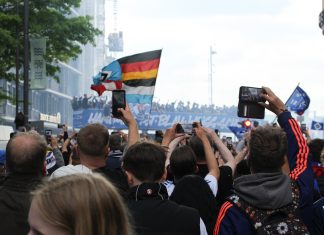 Nach dem Vergnügen der nüchterne Blick HSV-Fans filmen Spielerbus im Hintergrund