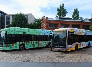 HVV-Paintbusse in Hamburg Die beiden HVV Paintbusse. Links ein grüner mit Pixel-Designs und rechts ein gelb-blauer Bus mit den Motiven Krieg und Frieden.