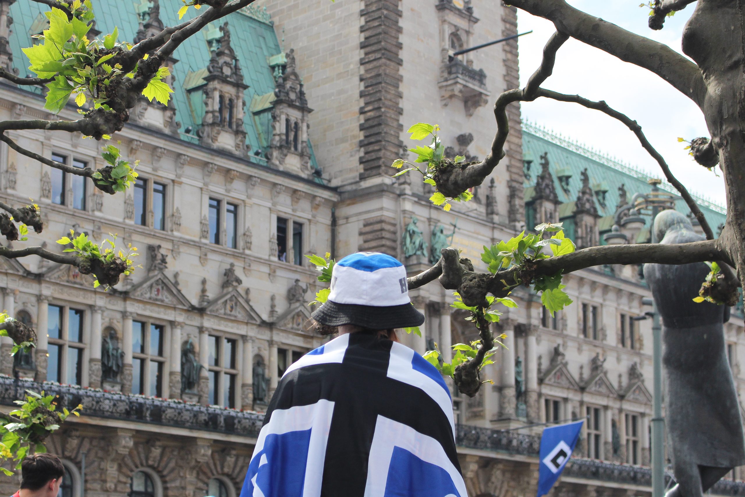 Junge mit HSV-Fahne vor Rathaus