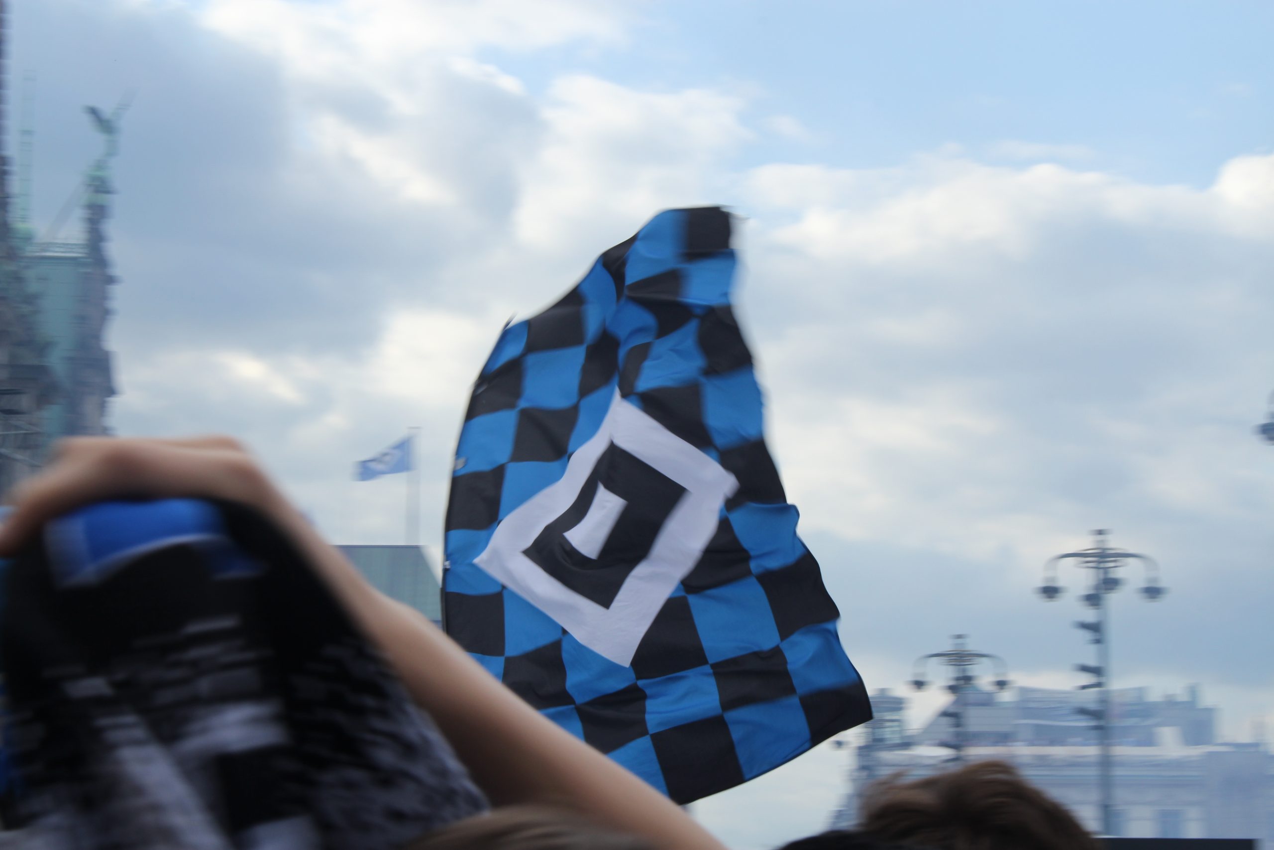 Schwarz-blaue Fahne mit HSV-Logo