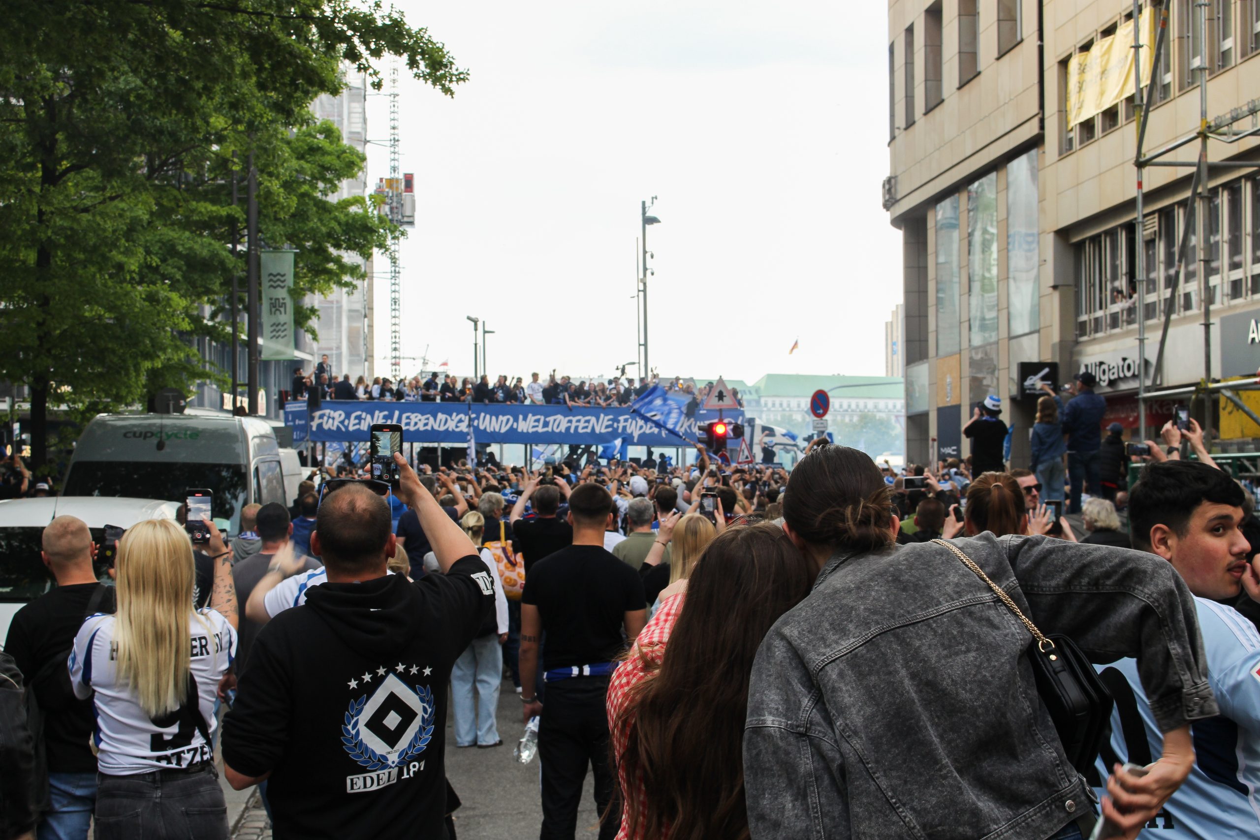 Menschenmenge jubelt HSV-Spielerbus zu