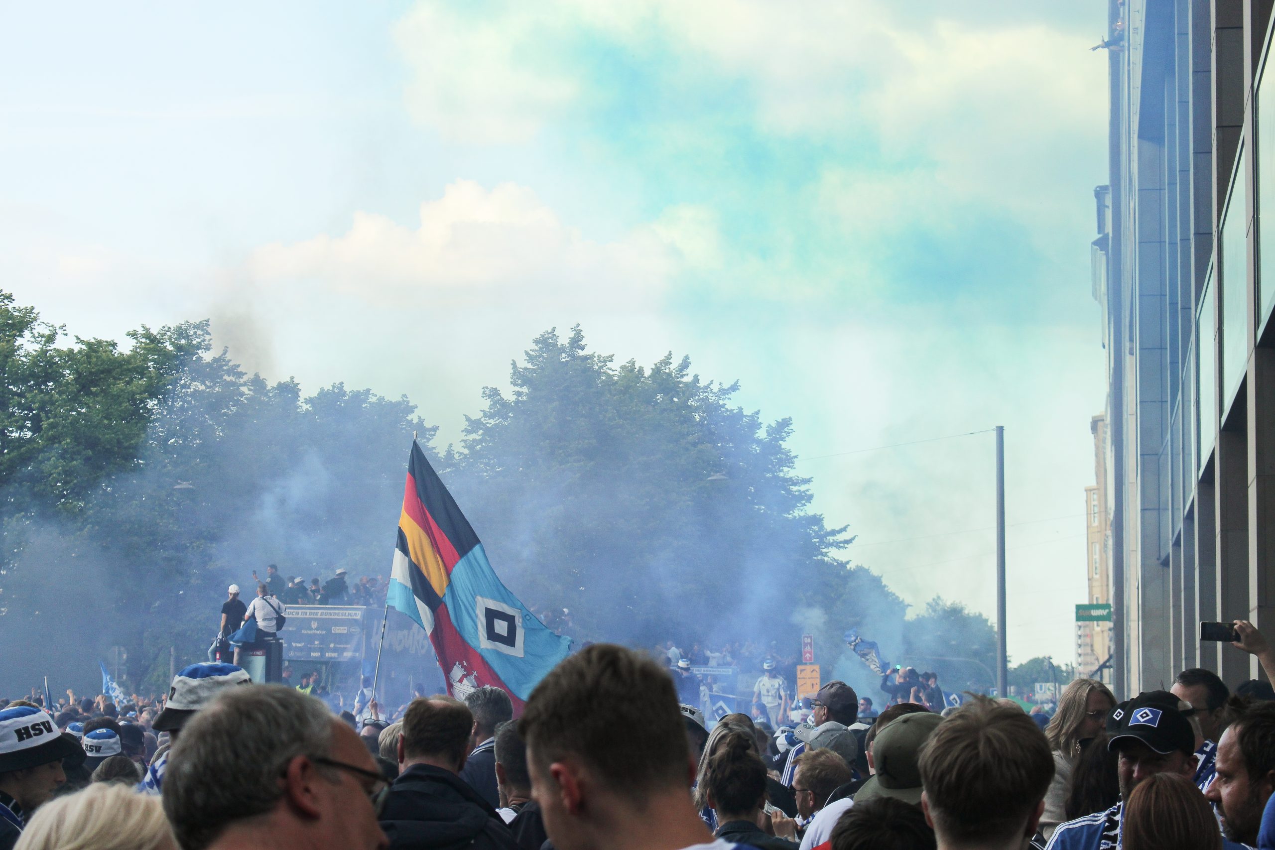 HSV-Fans feiern mit Pyrotechnik