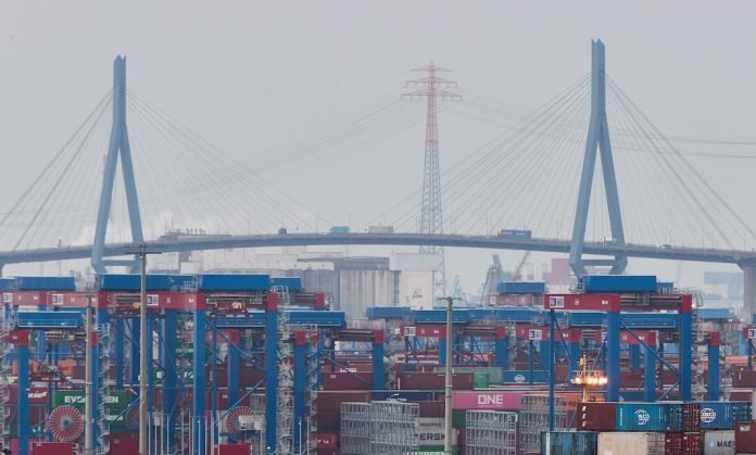 Köhlbrandbrücke am Hamburger Hafen mit Containern