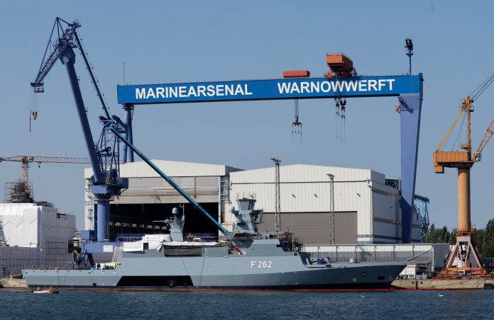 Im Marinearsenal Warnowwerft in Rostock-Warnemünde liegt die Korvette 