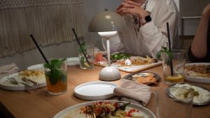 Getränke und Essen auf einem Tisch