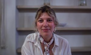 Eine junge, blonde Frau lächelt