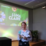 Die beste Vorleserin Hamburgs steht fest Ein Mädchen steht mit einer Urkunde vor einer Leinwand.