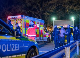 Nach Tod eines Gastes: Fun Parc Trittau droht Schließung Polizei und Rettungskräfte mit Autos.