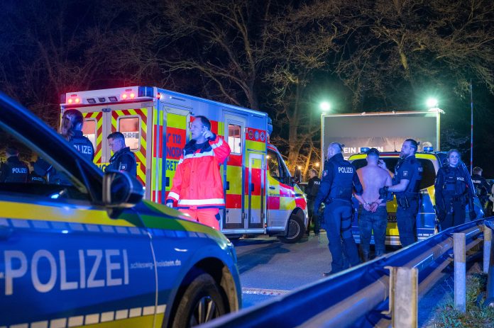 Polizei und Rettungskräfte mit Autos