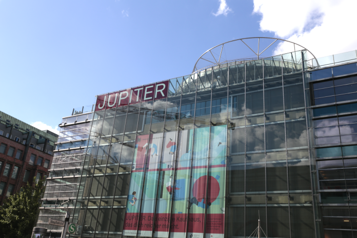 Das alte Karstadt-Kaufhaus mit dem Schriftzug 