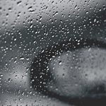 Es wird nass und kälter in Hamburg eine Autoscheibe mit Regentropfen darauf