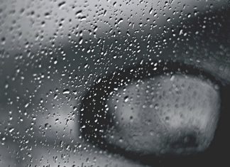 Es wird nass und kälter in Hamburg eine Autoscheibe mit Regentropfen darauf
