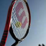 Tennis-Star Zverev spielt in Hamburg Ein Tennisschläger mit Ball vor blauem Himmel.