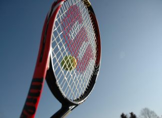 Deutscher Tennis-Star Tatjana Maria spielt in Hamburg Ein Tennisschläger mit Ball vor blauem Himmel.