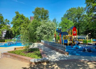 „Barmbeker Strand“: Spielplatz barrierearm gestaltet Der Spielplatz Barmbeker Strand bei sonnigem Wetter. Rechts sieht man das Klettergerüst.