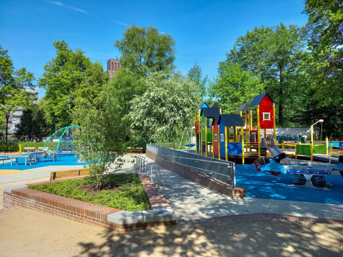 Der Spielplatz Barmbeker Strand bei sonnigem Wetter. Rechts sieht man das Klettergerüst.