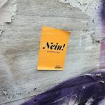 Die neue Staatsoper: Hamburgs Millionenfrage An einer mit Graffiti bemalten Wand ist ein gelber Sticker zu sehen. Auf diesem steht "Nein! zur Kühne-Oper". Der Sticker kommt vom AStA der Hafencity Universität.