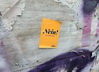 Die neue Staatsoper: Hamburgs Millionenfrage An einer mit Graffiti bemalten Wand ist ein gelber Sticker zu sehen. Auf diesem steht "Nein! zur Kühne-Oper". Der Sticker kommt vom AStA der Hafencity Universität.