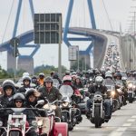 Motorrad-Parade: Tausende bei Harley Days 2025 erwartet Viele Motorradfahrerende auf einer Straße auf einer Brücke auf dem Weg zu der Motorrad-Parade.