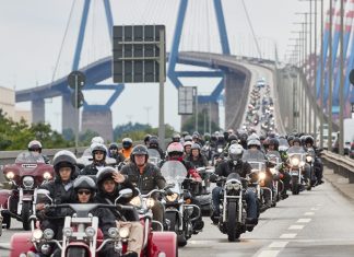 Motorrad-Parade: Tausende bei Harley Days 2025 erwartet Viele Motorradfahrerende auf einer Straße auf einer Brücke auf dem Weg zu der Motorrad-Parade.