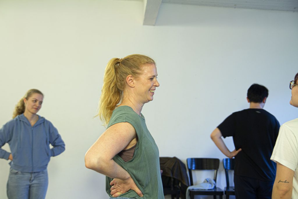 Schauspiel-Schule Annika lächelt zufrieden nach einer Schauspiel-Übung