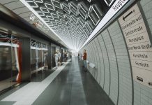 „Wir machen Hamburg“: Aktionsmonat der Stadtwirtschaft Der Entwurf der Haltestelle zeigt eine U-Bahn Haltestelle mit gekachelten Wänden und Lichtelementen an der Decke und wartenden Menschen.