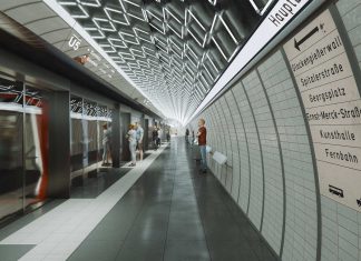 „Wir machen Hamburg“: Aktionsmonat der Stadtwirtschaft Der Entwurf der Haltestelle zeigt eine U-Bahn Haltestelle mit gekachelten Wänden und Lichtelementen an der Decke und wartenden Menschen.