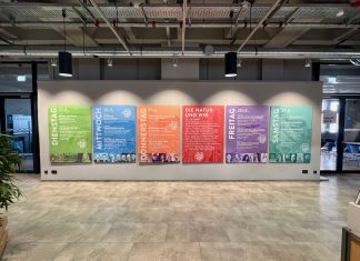 Hamburg wird zur Bühne für Nature Writing Die Austellung zum Nature Writing Festival auf bunten Kacheln in den Bücherhallen.