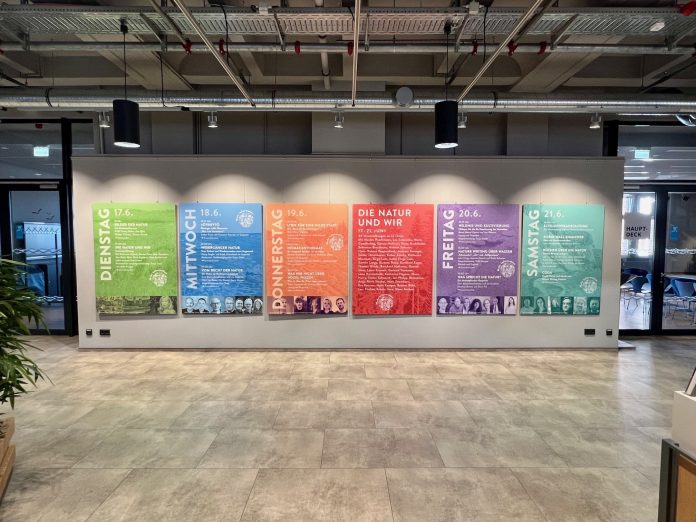 Ausstellung Bücherhalle Die Austellung zum Nature Writing Festival auf bunten Kacheln in den Bücherhallen.