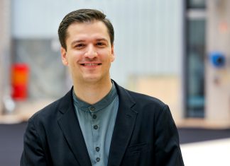 Umstrittener Ballettintendant Demis Volpi muss gehen Demis Volpi, ein Mann mit dunklem Haar und blauem Hemd